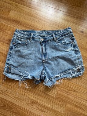 American Eagle Light Wash Distressed Shorts ✨ size 8
